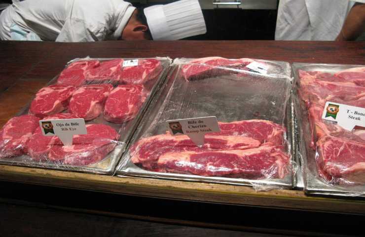 Della carne rossa esposta in una macelleria