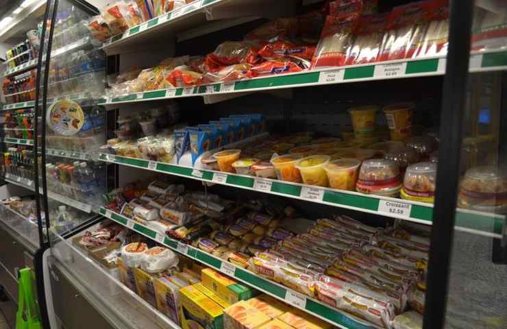 Della merce alimentare esposta in un supermercato