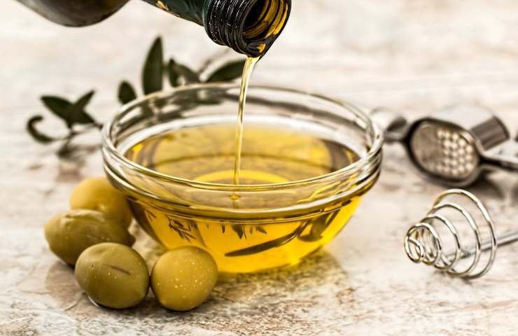 Dell'olio extravergine d'oliva versato in una ciotola