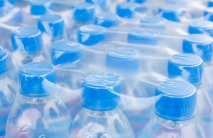 Diverse bottigliette di acqua minerale confezionate 20220512 ricettasprint