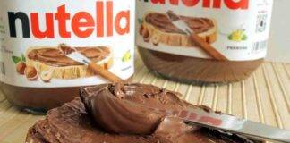 Due barattoli di Nutella e della crema appena spalmata