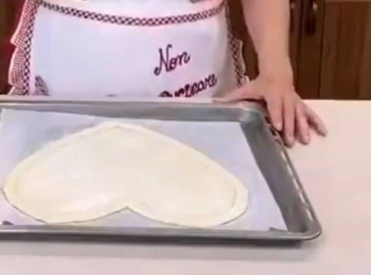 Foto di Benedetta Rossi. Torta cuore di sfoglia con crema e fragole di Benedetta Rossi