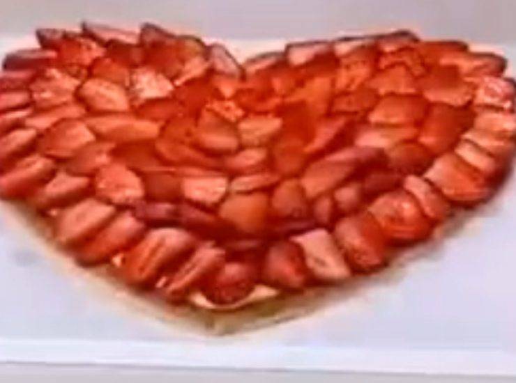 Foto di Benedetta Rossi. Torta cuore di sfoglia con crema e fragole di Benedetta Rossi