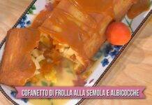 Foto di È sempre mezzogiorno. Cofanetto di frolla alla semola e albicocche di Antonella Ricci