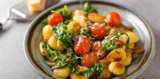 Gnocchi croccanti con spinaci e pomodorini la ricetta perfetta per variare in tavola