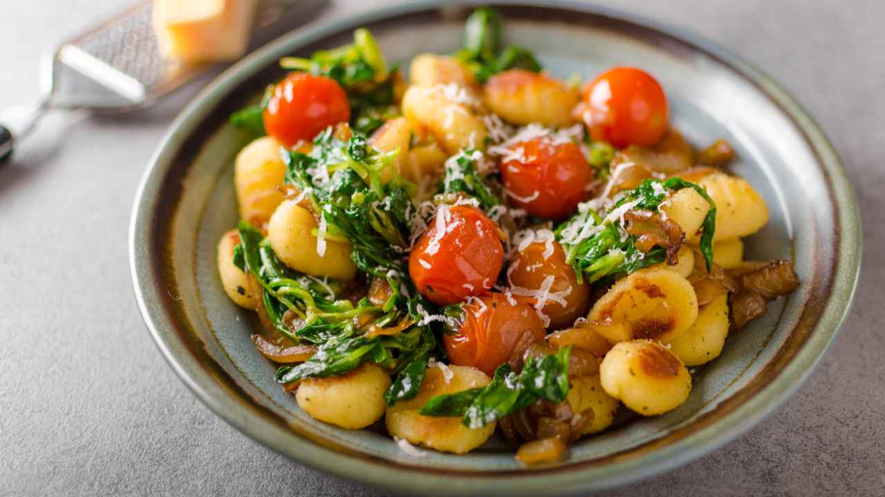 Gnocchi croccanti con spinaci e pomodorini la ricetta perfetta per variare in tavola
