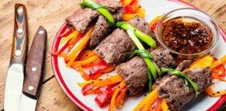 Involtini di carne con peperoni sfiziosi e saporiti perfetti per un'occasione speciale