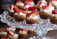 Mini muffin di banane e fragole