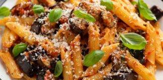 Pasta alle melanzane e salsiccia basta poco per rendere speciale il pranzo