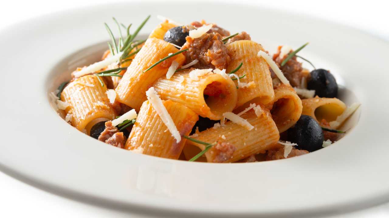 Pasta salsicce e olive piatto sublime perfetto per ospiti imprevisti, li stupirai!