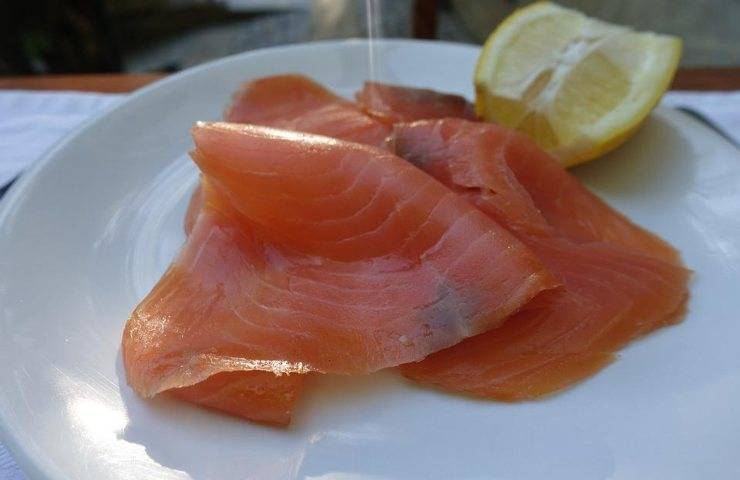 Salmone affumicato in un piatto