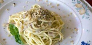 Spaghetti con crema di cacio e granella di noci