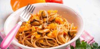 Spaghetti peperoni e cozze colorato, saporito e allegro, un delizioso piatto a prova di chef
