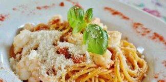 Spaghetti veloci con gamberetti e pecorino