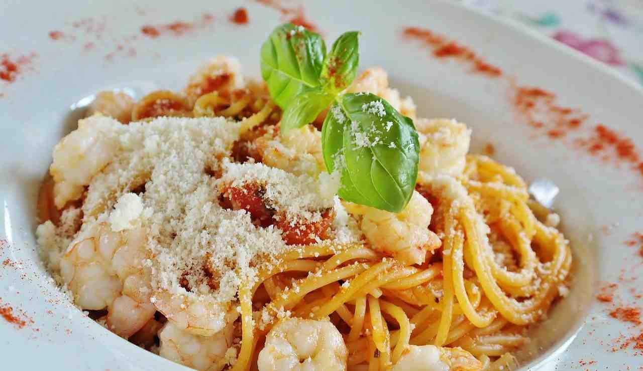 Spaghetti veloci con gamberetti e pecorino