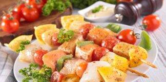 Spiedini di pesce portiamo a tavola un piatto colorato, gustoso e salutare, farà impazzire tutti