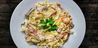 Tagliatelle estive con robiola prosciutto e funghi