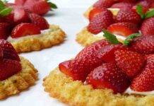 Tortine di pasta biscotto con crema al latte e fragole