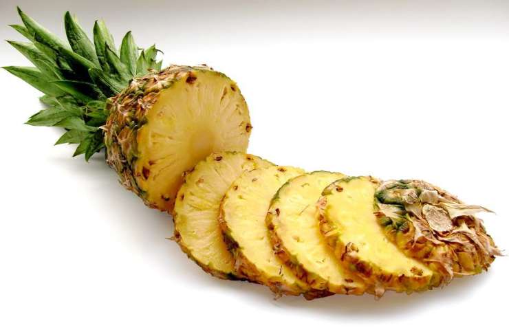 Un ananas tagliato a fette