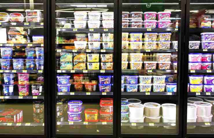 Un frigo dei gelati al supermercato