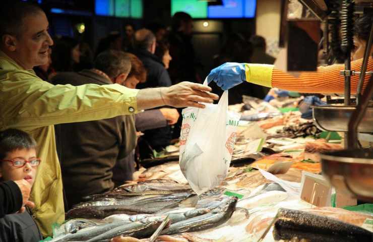 Un mercato del pesce