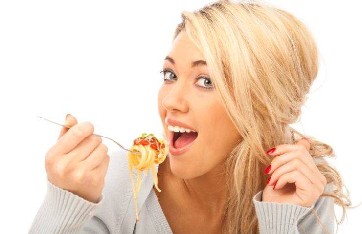 Una donna addenta degli spaghetti
