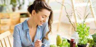 Una ragazza mangia del cibo sano