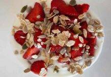 Yogurt con fragole e semi vari, per una colazione light all’insegna della dieta Yogurt con fragole e semi vari