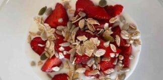 Yogurt con fragole e semi vari