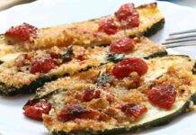 Zucchine gratinate con pomodori: in 15 minuti servirai un contorno leggero e diverso dal solito Zucchine gratinate con pomodori in 15 minuti servirai un contorno leggero e diverso dal solito
