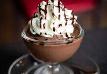 Mousse mascarpone e cioccolato, dopo cena non può mancare un dessert così mousse mascarpone e cioccolato