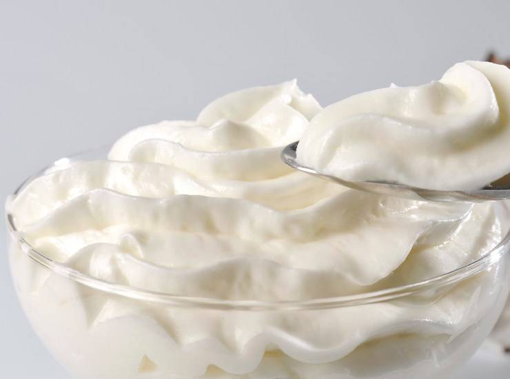 Crema alla yogurt, la farcia fresca e leggera per tantissimi dolci estivi. Foto di Ricetta Sprint