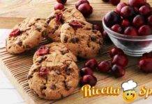 Biscotti gocce di cioccolato e ciliegie perfetti da gustare in qualsiasi momento della giornata