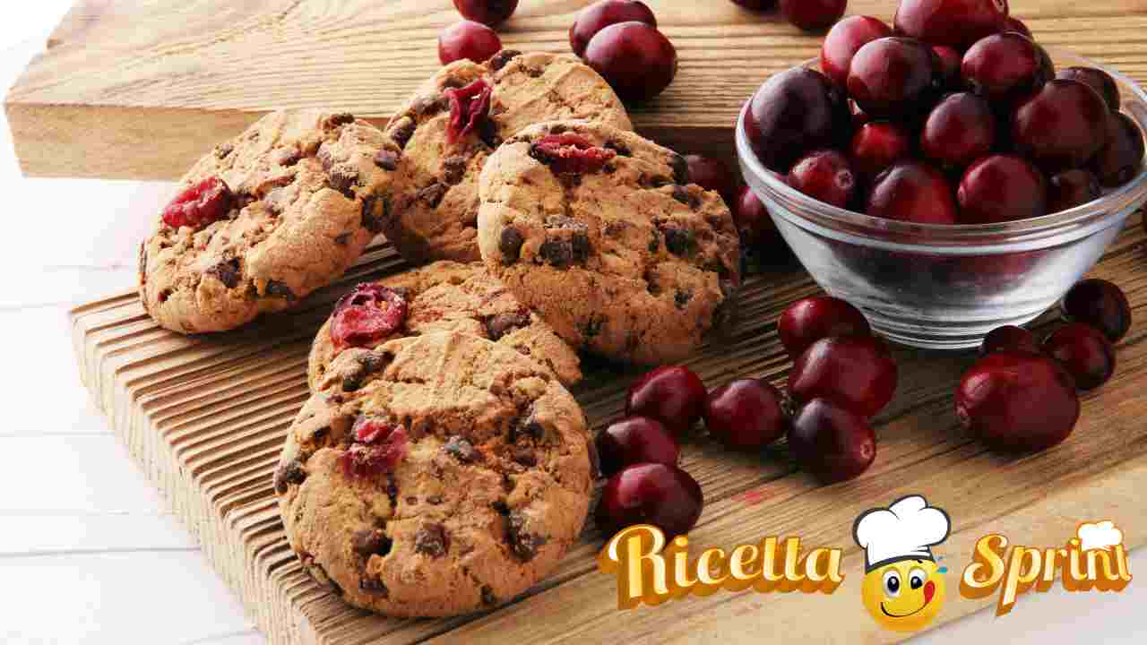 Biscotti gocce di cioccolato e ciliegie perfetti da gustare in qualsiasi momento della giornata