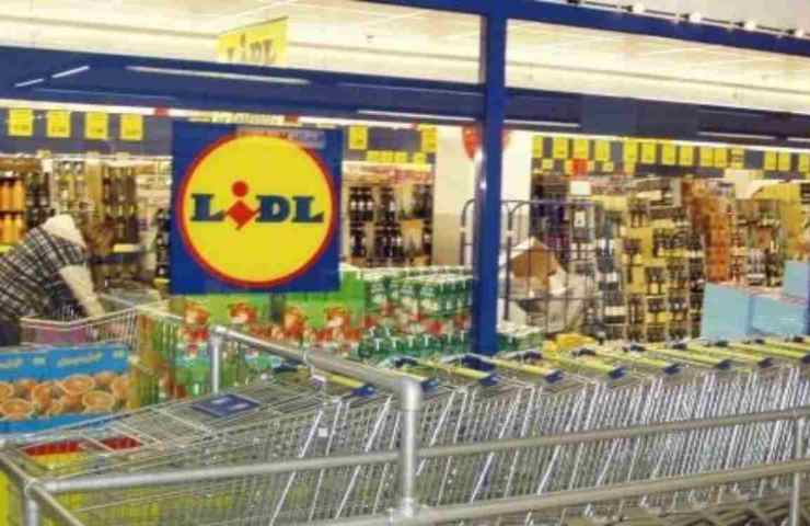 Carrelli in fila ad un LIDL