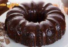 Ciambellone al cioccolato, alto, soffice, perfetto per l'inzuppo