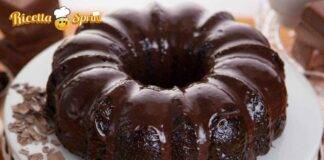 Ciambellone al cioccolato, alto, soffice, perfetto per l'inzuppo