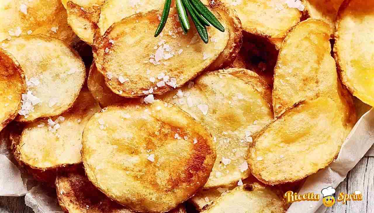 Come fare delle favolose chips di patate al forno o fritte che piacciono a tutti