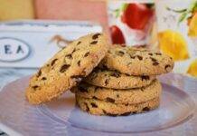 Cookies integrali al fondente, i friabili e grossi biscotti americani in versione leggera Cookies integrali al fondente,