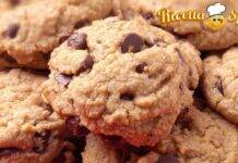 Cookies al cioccolato e nocciole senza burro, i biscotti perfetti per una colazione golosa