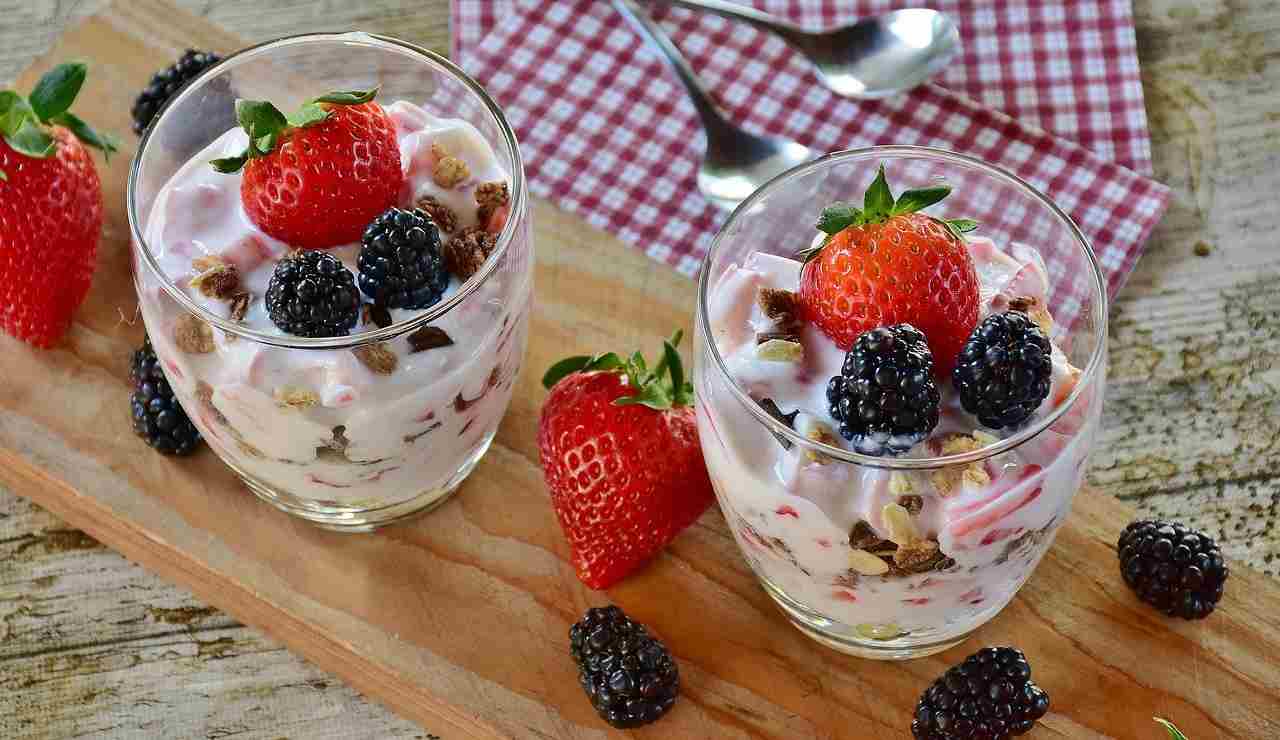 Cremino di yogurt e mascarpone con frutta e fiocchi d'avena