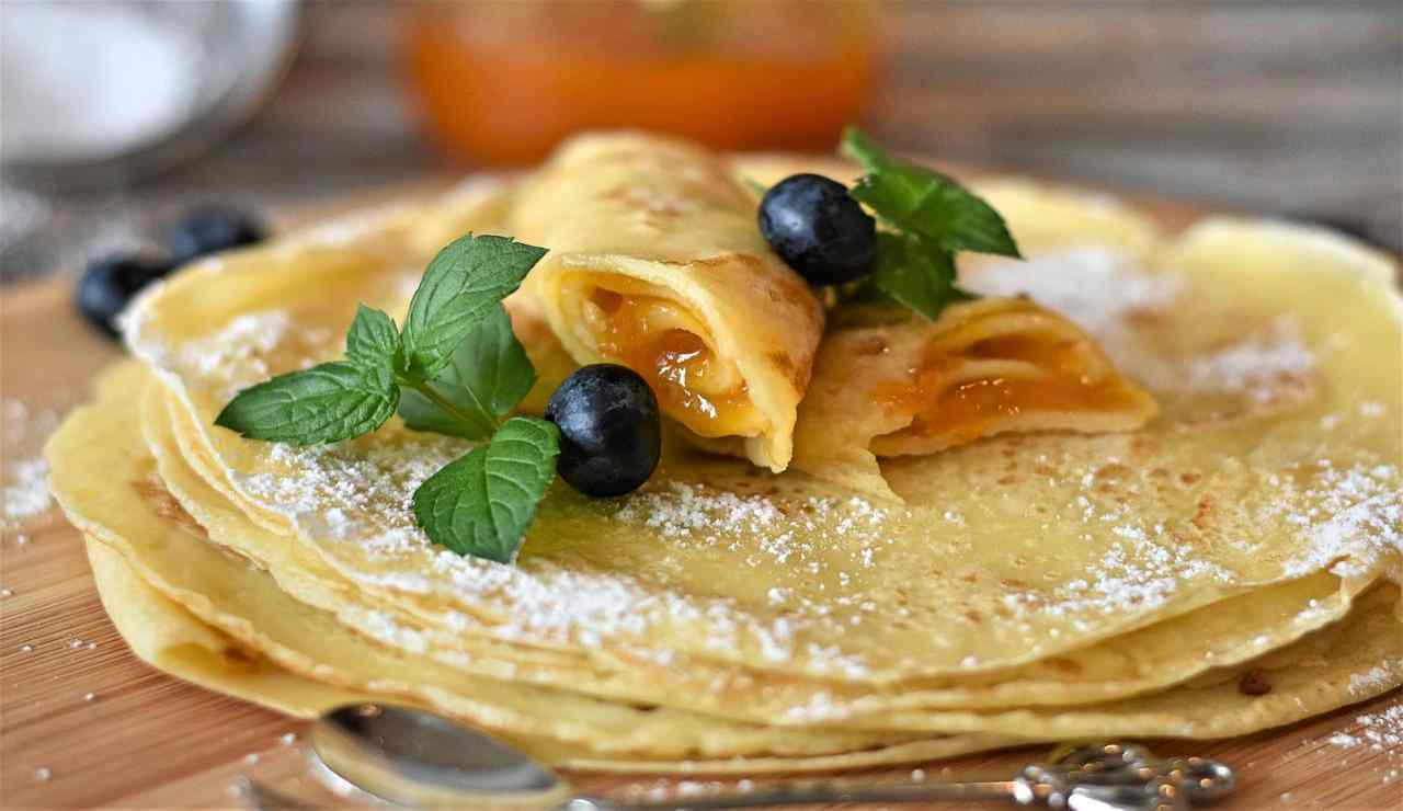 Crespelle con miele e marmellata