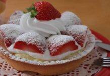 Crostatine con crema all'ananas e fragole
