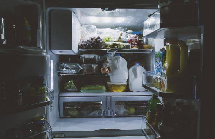 Del cibo in un frigorifero