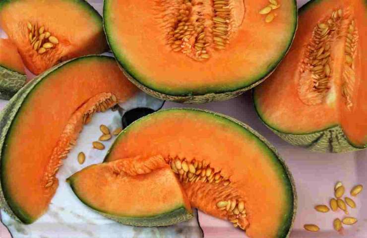 Diversi meloni tagliati a fette