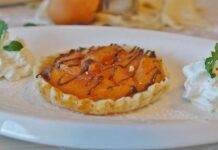 Finte crostatine di pesche caramellate e fondente