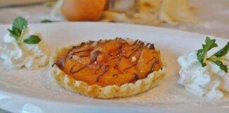 Finte crostatine di pesche caramellate e fondente