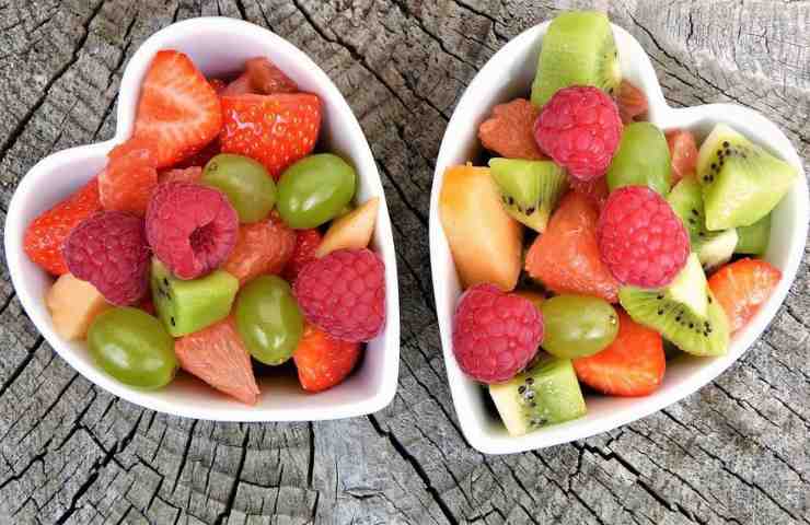 Frutta fresca tagliata a pezzettoni