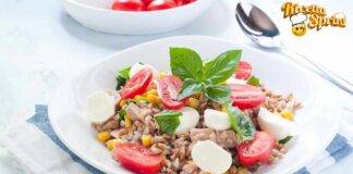 Insalata di farro con pomodori il classico pranzo che puoi portare in spiaggia