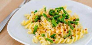 Insalata di pasta con fagiolini e pepe rosa